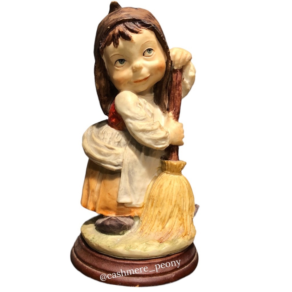 Giuseppe Armani Gulliver's World‎ figurine Girl with broom 8" tall